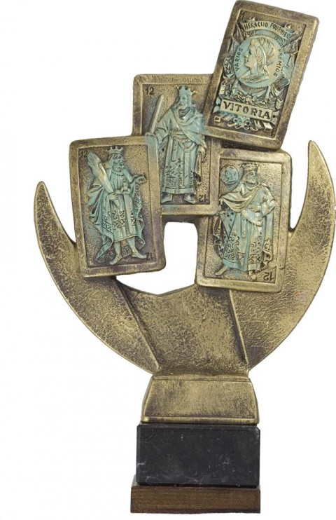 trofeo resina cartas 31 cm.