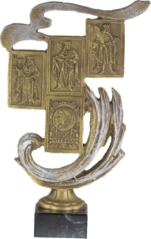 trofeo resina cartas 37 cm.