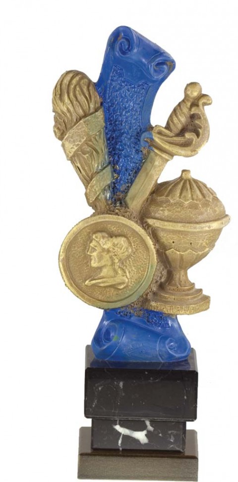 trofeo resina cartas 23 cm.