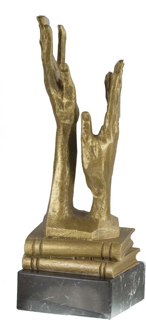 trofeo resina manos libros 20 cm.
