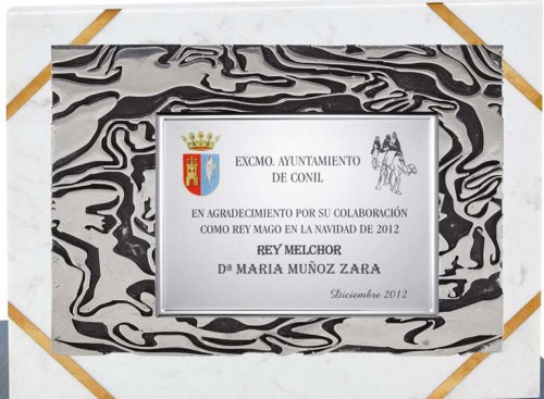 (142) PLACA DE HOMENAJE RESINA  SOPORTE DE MARMOL 