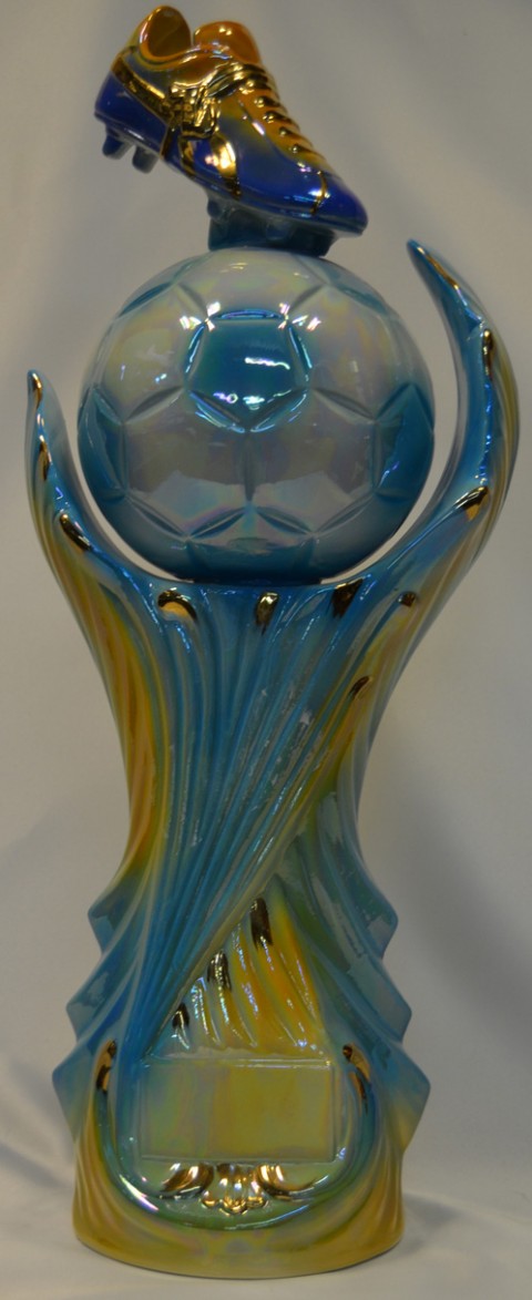 trofeo futbol ceramica   decorado en oro azul clar