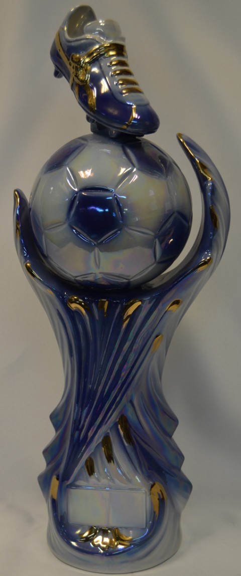 trofeo futbol ceramica   decorado en oro azul mari